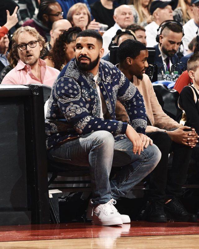 Drake vistiendo una chaqueta de visvim