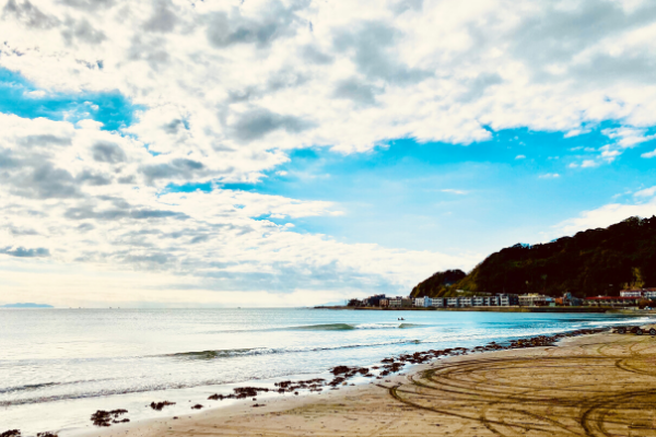神奈川縣湘南海岸景色美,吸引不少遊客慕名而來。