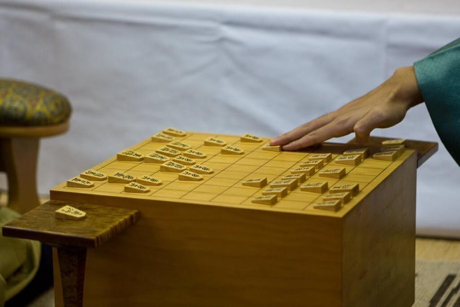 tablero de ajedrez japon&eacute;s shogi en mitad de una partida