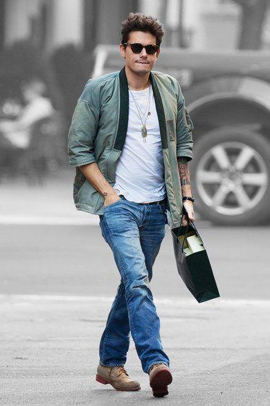 John Mayer vistiendo un "chambray shirt" de visvim.