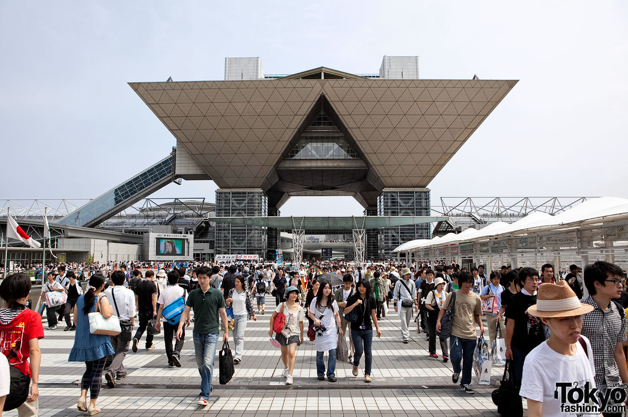 People going to and from Comiket