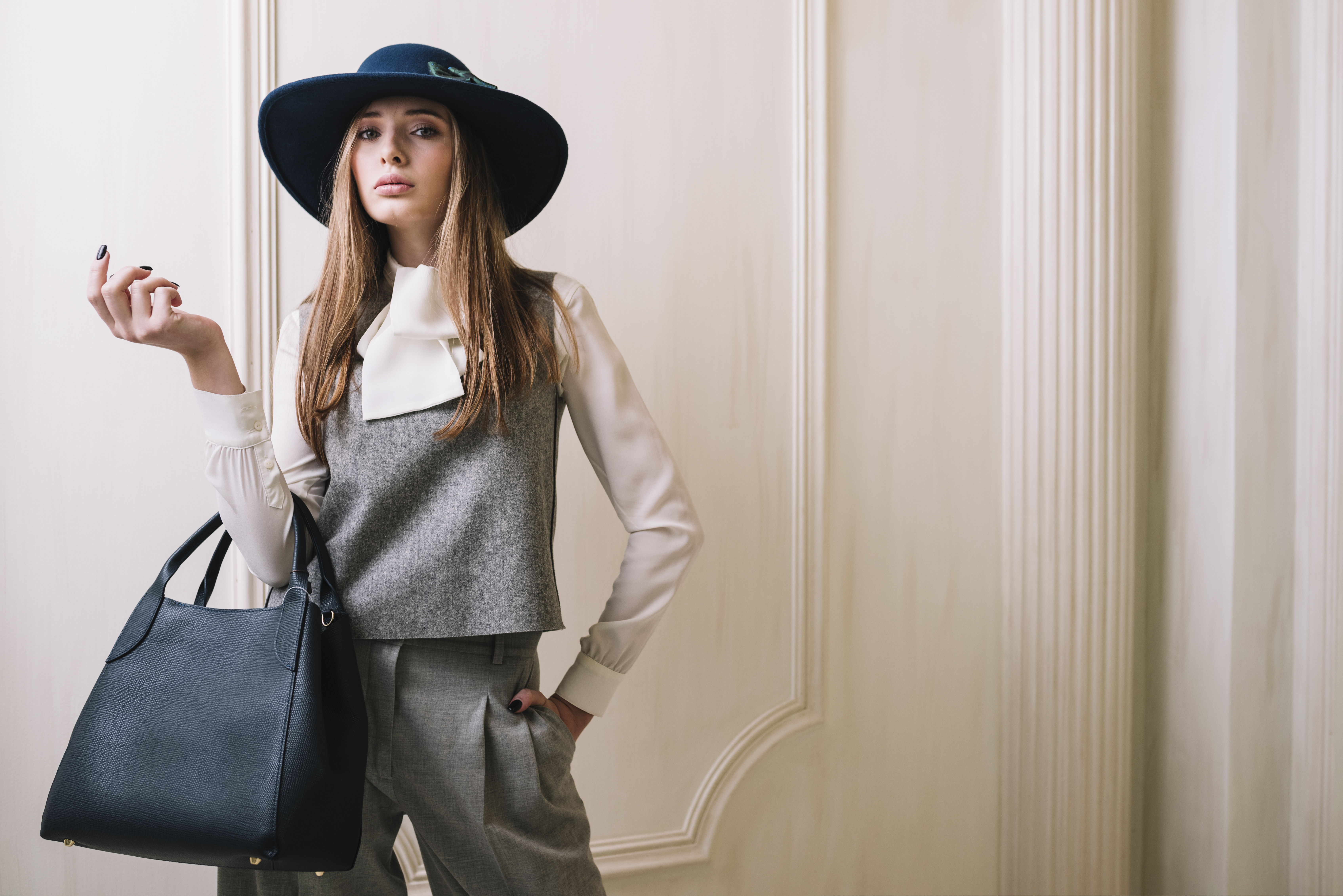Frau mit Designer-Handtasche