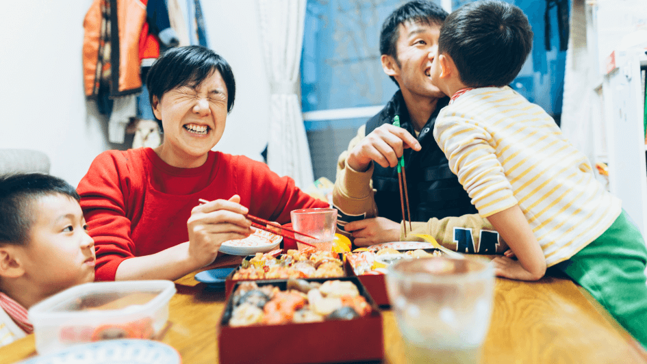Family enjoying Oshougatsu