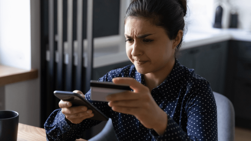 Femme avec portable et carte de cr&eacute;dit